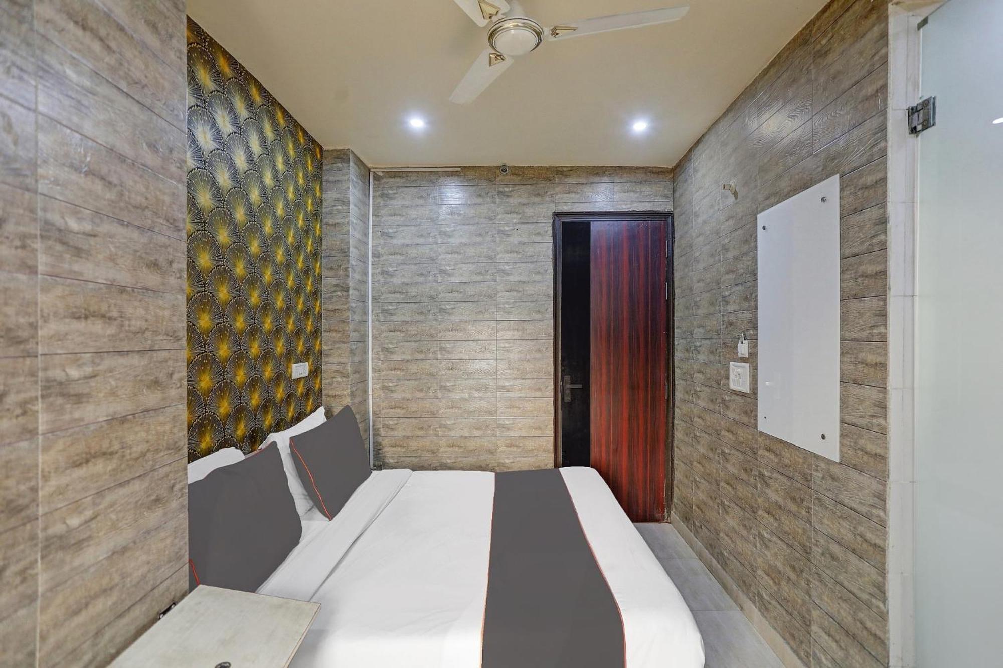 Collection O Model Town Metro View Hotel New Delhi Buitenkant foto