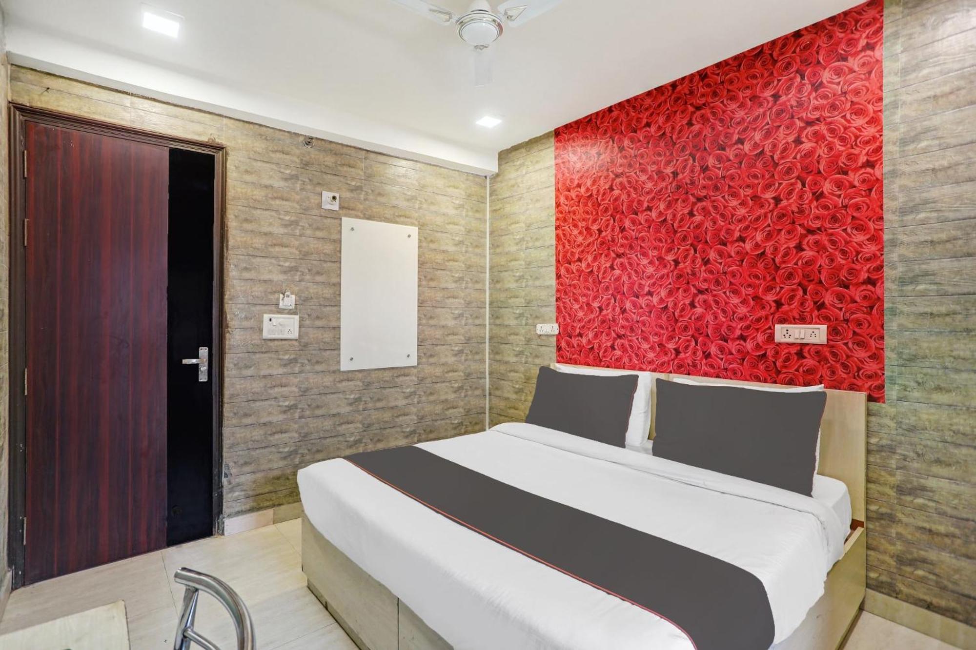 Collection O Model Town Metro View Hotel New Delhi Buitenkant foto