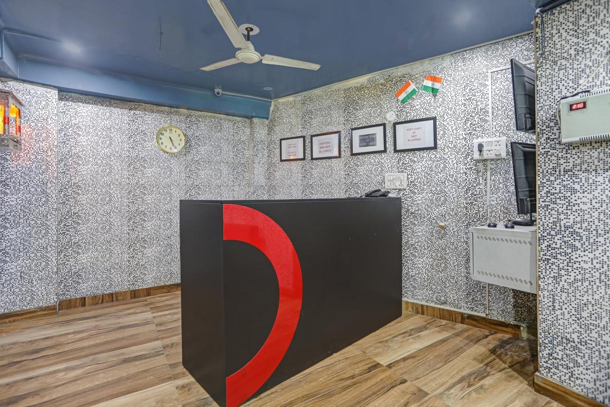 Collection O Model Town Metro View Hotel New Delhi Buitenkant foto